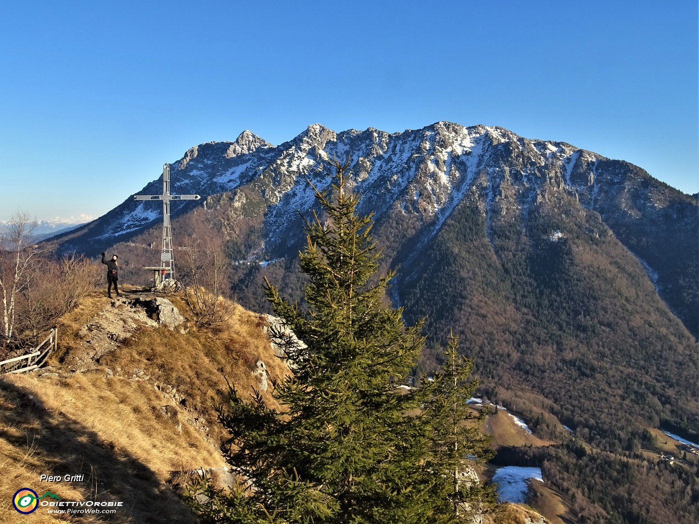 43 Alla croce del Monte Castello con vista in Alben.JPG